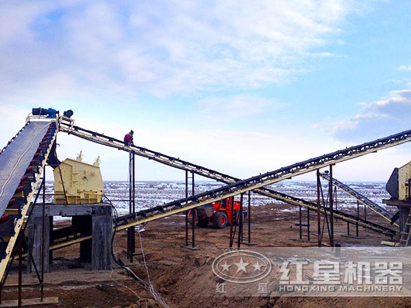 大型石料破碎設備生產(chǎn)現(xiàn)場 大型石料破碎設備生產(chǎn)現(xiàn)場