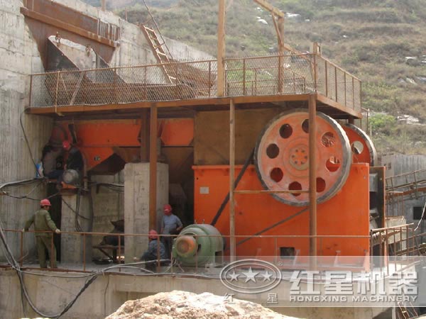 顎式破碎機(jī)生產(chǎn)現(xiàn)場 顎式破碎機(jī)生產(chǎn)現(xiàn)場