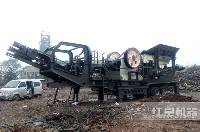 移動顎式破碎機(jī)現(xiàn)場 移動顎式破碎機(jī)現(xiàn)場