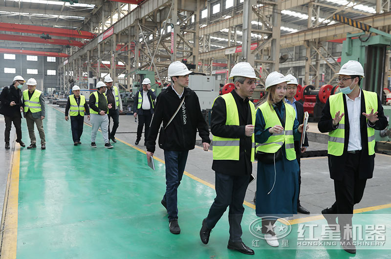 客戶一行來(lái)廠考察破碎機(jī)設(shè)備 客戶一行來(lái)廠考察破碎機(jī)設(shè)備