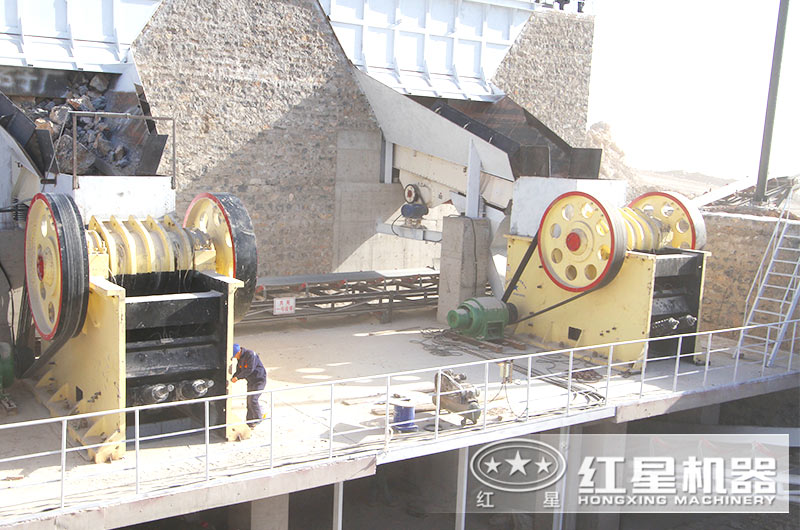 912顎式破碎機工作現場實拍圖