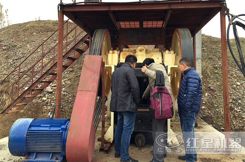 客戶去現(xiàn)場考察69破碎機(jī) 客戶去現(xiàn)場考察69破碎機(jī)