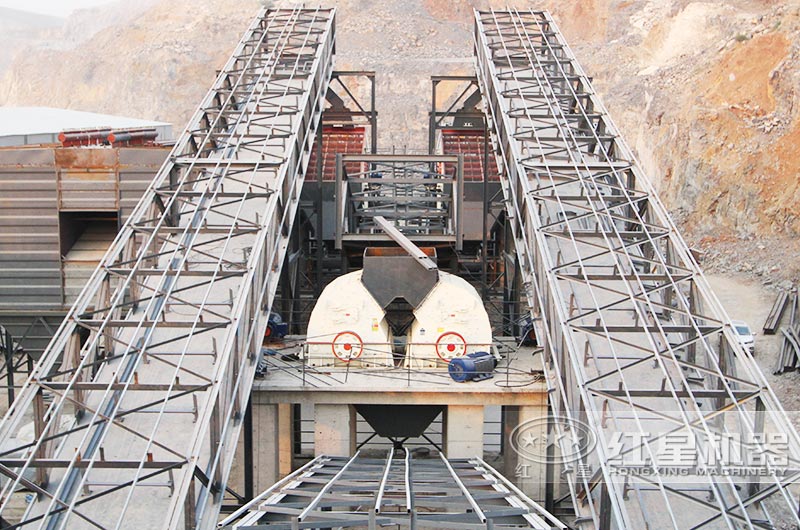 錘式破碎機破碎水泥現(xiàn)場實拍 錘式破碎機破碎水泥現(xiàn)場實拍