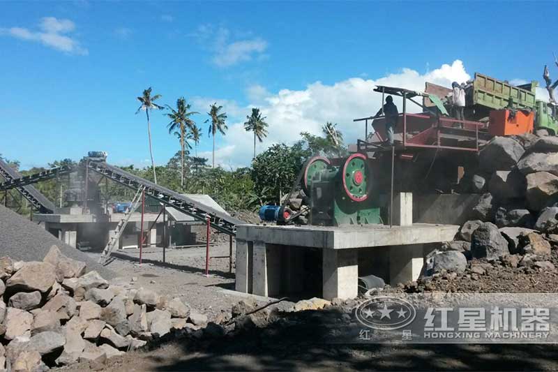 白云石顎式破碎機(jī)破碎現(xiàn)場實(shí)拍圖