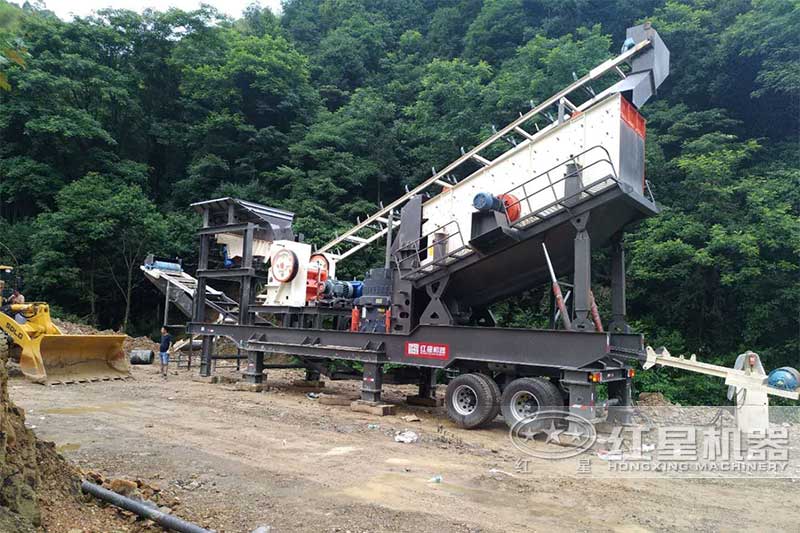 四合一移動破碎機作業(yè)現(xiàn)場 四合一移動破碎機作業(yè)現(xiàn)場