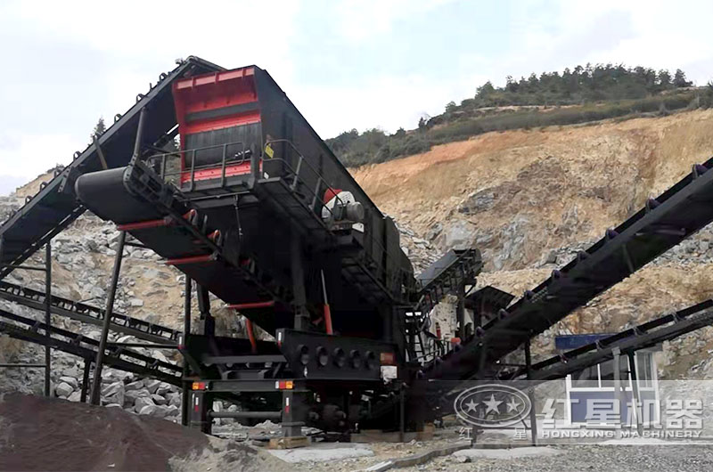 移動式破碎機現(xiàn)場 移動式破碎機現(xiàn)場