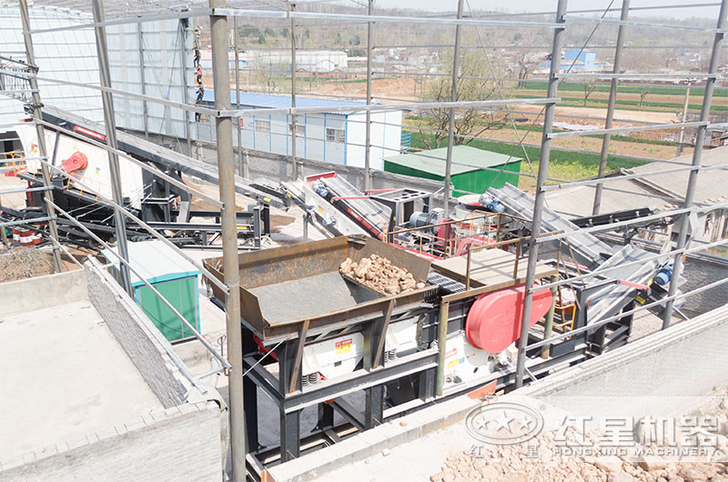 移動鄂破+移動圓錐破破碎現(xiàn)場 移動鄂破+移動圓錐破破碎現(xiàn)場