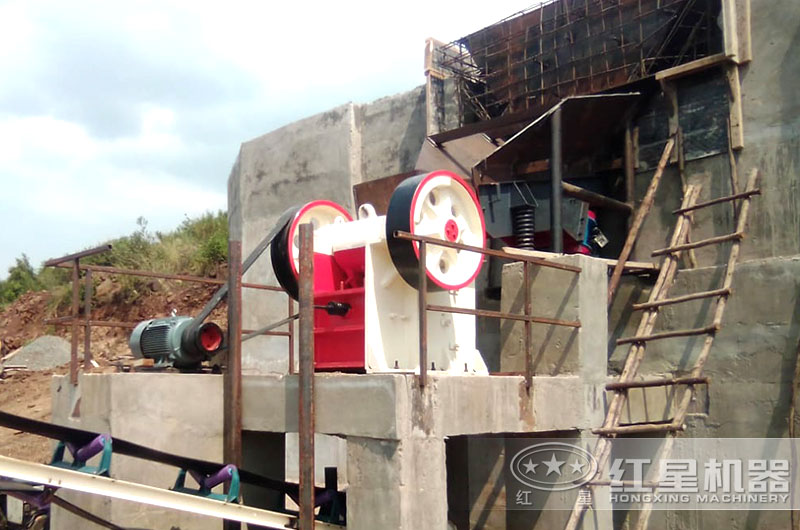 顎式破碎機破碎現(xiàn)場實拍 顎式破碎機破碎現(xiàn)場實拍