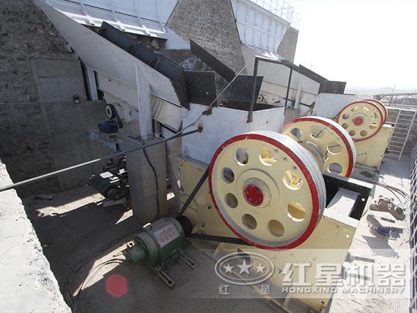 顎式破碎機現(xiàn)場