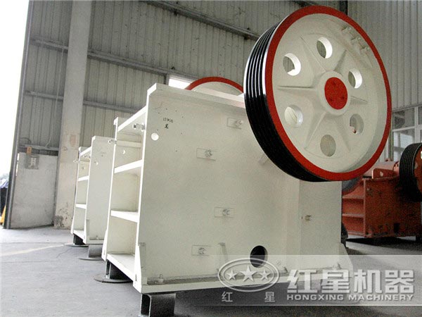 顎式粉碎機設(shè)備