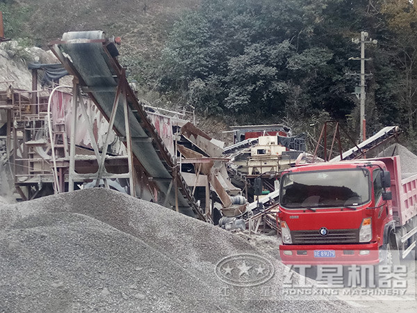 山石制砂機(jī)制沙現(xiàn)場 山石制砂機(jī)制沙現(xiàn)場