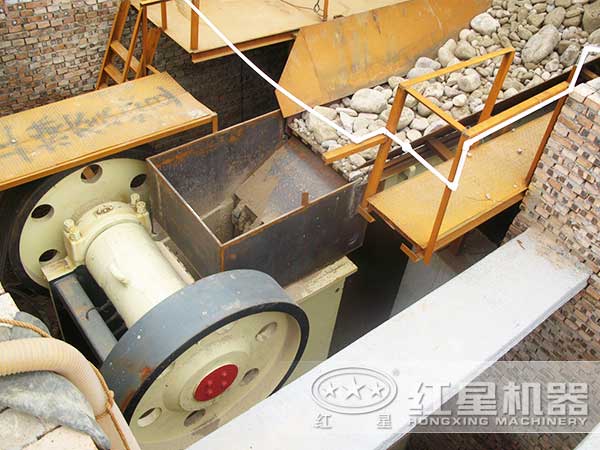 鄂式制沙機(jī)作業(yè)現(xiàn)場(chǎng) 鄂式制沙機(jī)作業(yè)現(xiàn)場(chǎng)