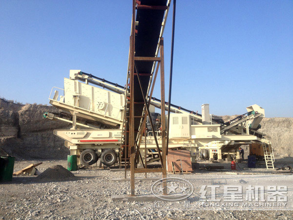 可移動(dòng)破碎機(jī)作業(yè)現(xiàn)場(chǎng) 可移動(dòng)破碎機(jī)作業(yè)現(xiàn)場(chǎng)