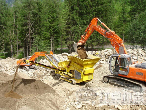 汽車移動碎石機(jī)處理建筑垃圾現(xiàn)場 汽車移動碎石機(jī)處理建筑垃圾現(xiàn)場