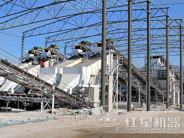 鵝卵石制砂生產(chǎn)現(xiàn)場(chǎng) 鵝卵石制砂生產(chǎn)現(xiàn)場(chǎng)