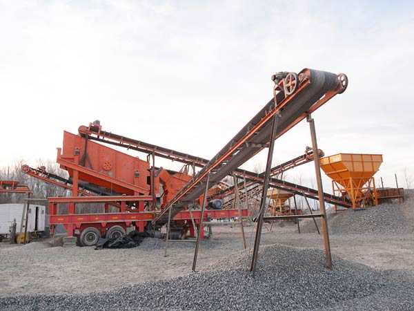 砂石骨料生產(chǎn)現(xiàn)場(chǎng)-車載移動(dòng)制沙(砂)機(jī) 砂石骨料生產(chǎn)現(xiàn)場(chǎng)-車載移動(dòng)制沙(砂)機(jī)