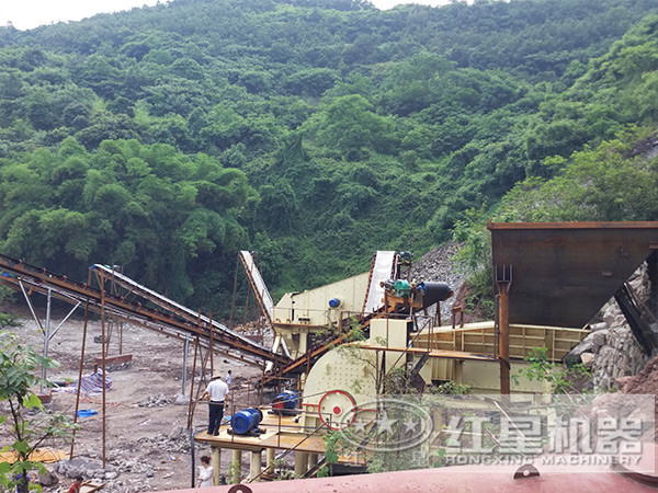 錘式破碎機(jī)破碎鋁礬土現(xiàn)場(chǎng) 錘式破碎機(jī)破碎鋁礬土現(xiàn)場(chǎng)
