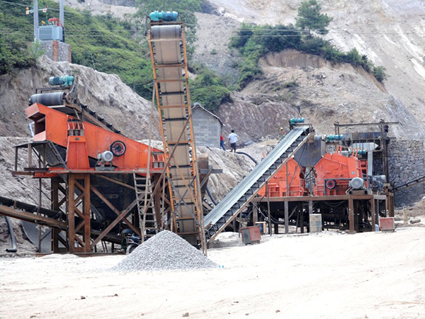 山東濟(jì)南河卵石制砂現(xiàn)場(chǎng) 山東濟(jì)南河卵石制砂現(xiàn)場(chǎng)