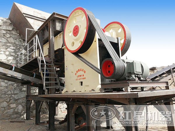 顎式制砂機(jī)生產(chǎn)現(xiàn)場(chǎng)