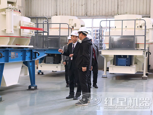 紅星人員熱心為用戶解答設備 紅星人員熱心為用戶解答設備