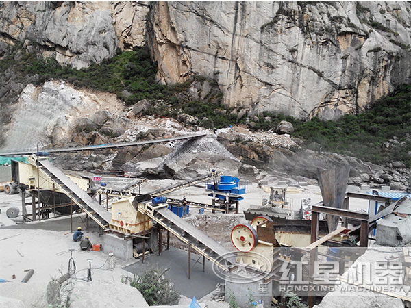 日產(chǎn)一千噸的石頭制砂現(xiàn)場(chǎng) 日產(chǎn)一千噸的石頭制砂現(xiàn)場(chǎng)