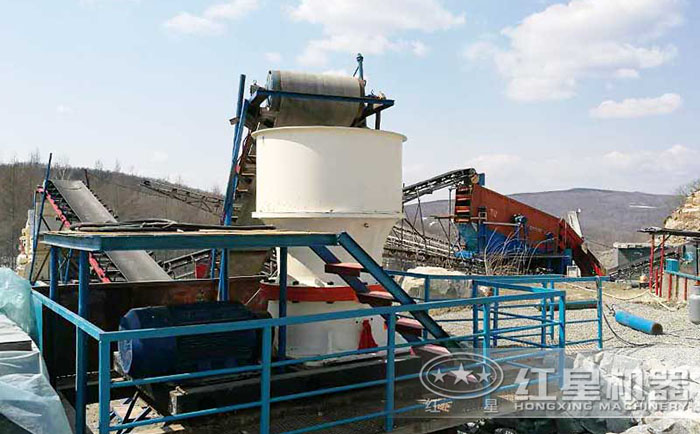 福建廈門(mén)鵝卵石圓錐破碎機(jī)現(xiàn)場(chǎng)