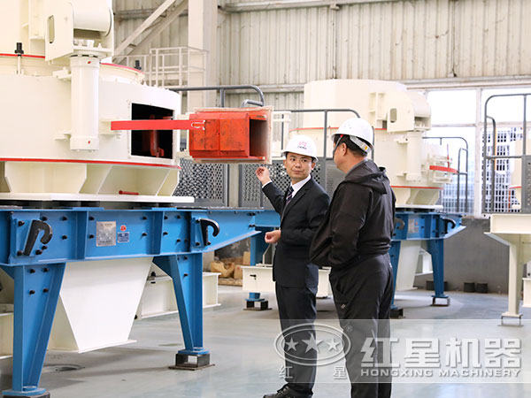 時產(chǎn)100噸制沙機用戶來廠參觀試機