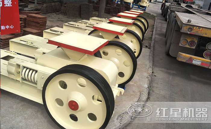 時(shí)產(chǎn)20噸對(duì)輥制沙機(jī) 時(shí)產(chǎn)20噸對(duì)輥制沙機(jī)