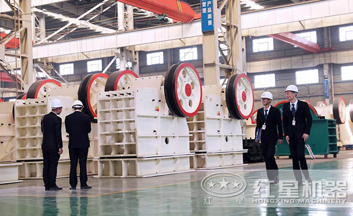 技術(shù)工程師對鵝卵石粉碎機(jī)檢測