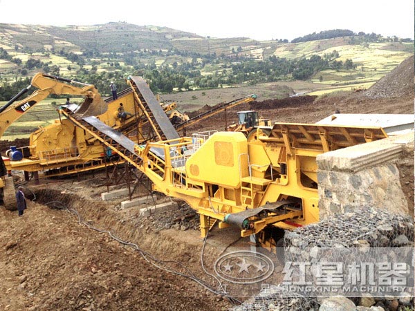 輪式流動砂石破碎機作業(yè)現(xiàn)場 輪式流動砂石破碎機作業(yè)現(xiàn)場