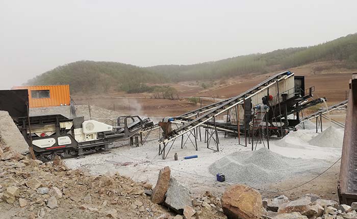 青石移動(dòng)石子碎石機(jī)現(xiàn)場作業(yè)圖 青石移動(dòng)石子碎石機(jī)現(xiàn)場作業(yè)圖