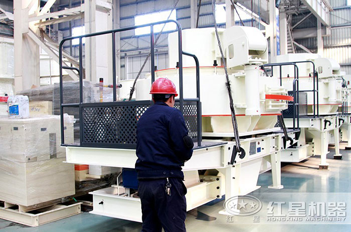 工作人員檢修山石制砂機(jī) 工作人員檢修山石制砂機(jī)