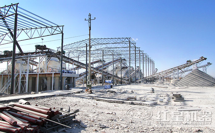 石場破碎機作業(yè)現(xiàn)場 石場破碎機作業(yè)現(xiàn)場