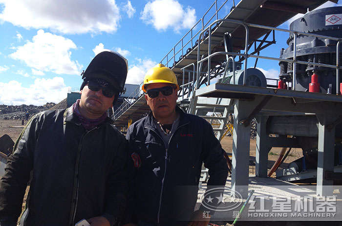 紅星技術(shù)人員到用戶現(xiàn)場指導(dǎo)安裝設(shè)備