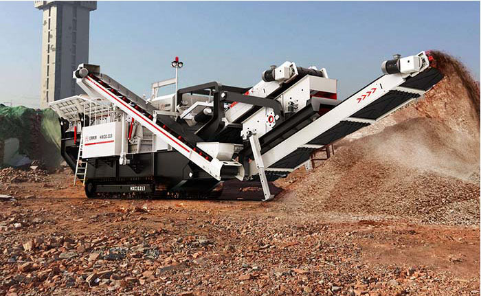 小型建筑廢料渣土粉碎機現(xiàn)場作業(yè) 小型建筑廢料渣土粉碎機現(xiàn)場作業(yè)