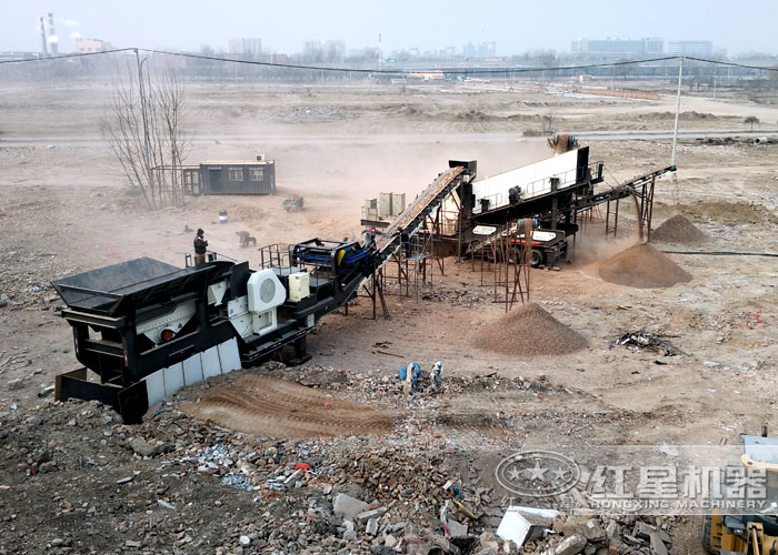 移動式破碎機(jī)生產(chǎn)作業(yè)現(xiàn)場 移動式破碎機(jī)生產(chǎn)作業(yè)現(xiàn)場