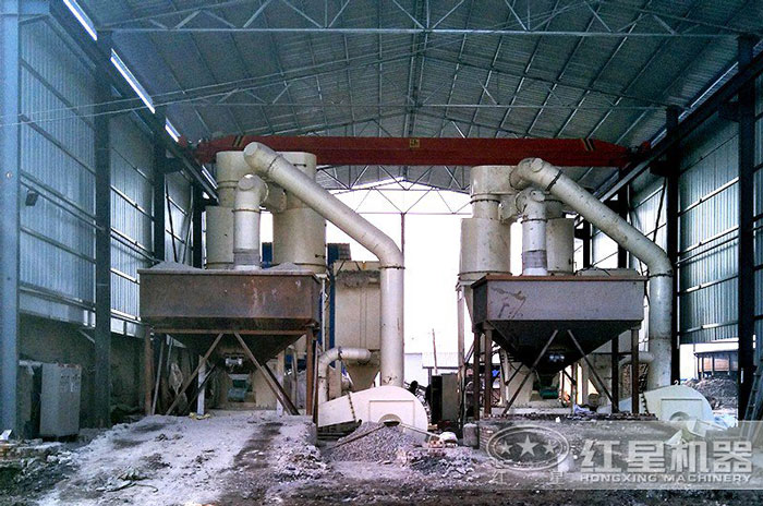 大型石料雷蒙粉磨機(jī)作業(yè)現(xiàn)場