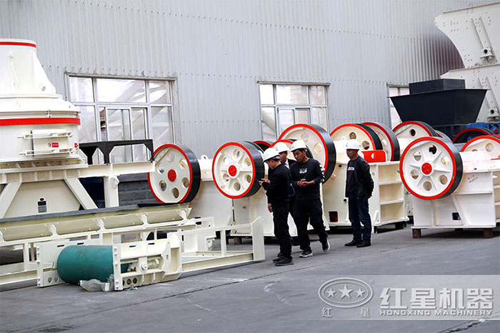 客戶來廠參觀礦山破碎機(jī)-百聞不如一見 客戶來廠參觀礦山破碎機(jī)-百聞不如一見