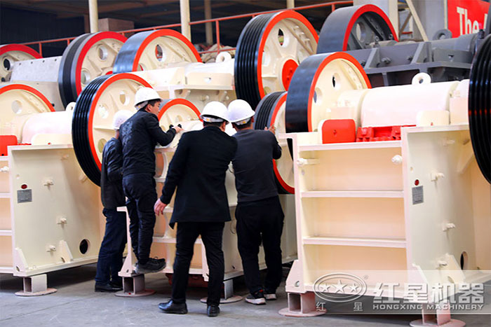 客戶到廠參觀顎式制砂機(jī)-支持帶料試機(jī) 客戶到廠參觀顎式制砂機(jī)-支持帶料試機(jī)