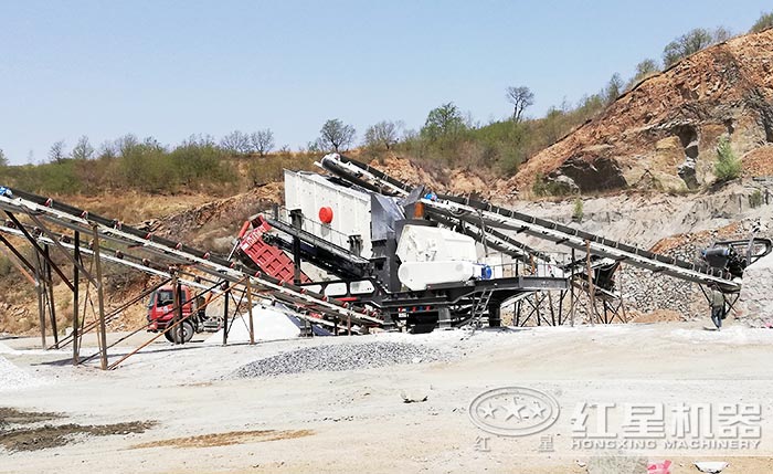 青石移動破碎站作業(yè)現(xiàn)場節(jié)能環(huán)保