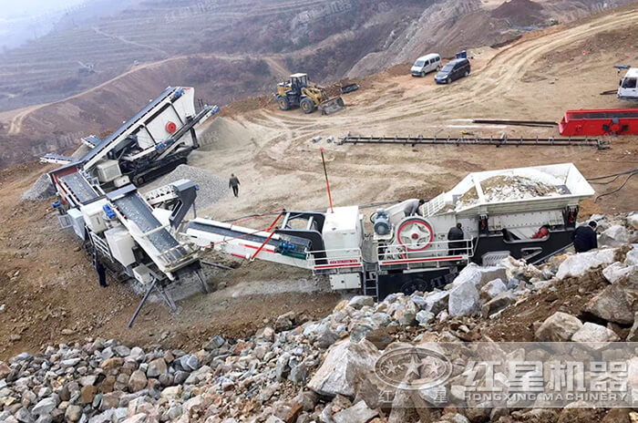移動(dòng)石子破碎機(jī)現(xiàn)場