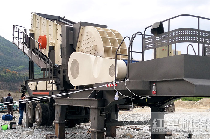 移動錘式破碎機(jī)客戶現(xiàn)場