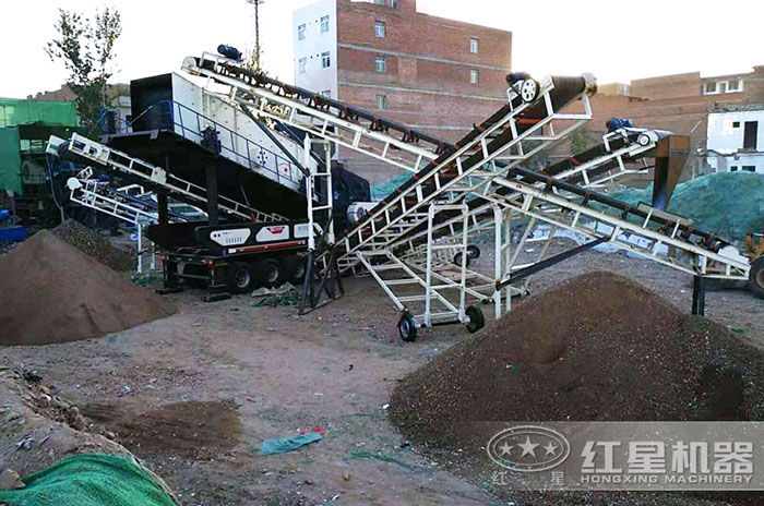 移動式破碎生產(chǎn)線作業(yè)現(xiàn)場