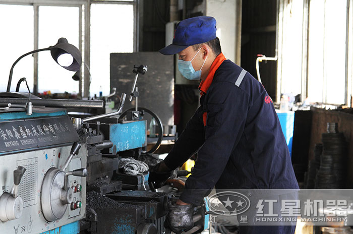 紅星機器專業(yè)技術(shù)人員現(xiàn)場作業(yè)