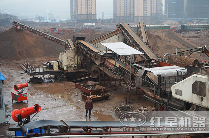 不擾民無污染的移動石子破碎機作業(yè)現(xiàn)場