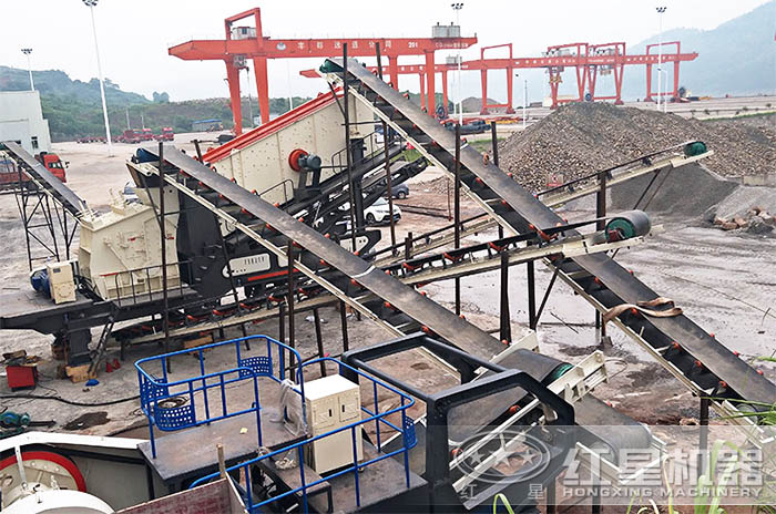 移動(dòng)式建筑石子破碎機(jī)作業(yè)現(xiàn)場(chǎng) 移動(dòng)式建筑石子破碎機(jī)作業(yè)現(xiàn)場(chǎng)