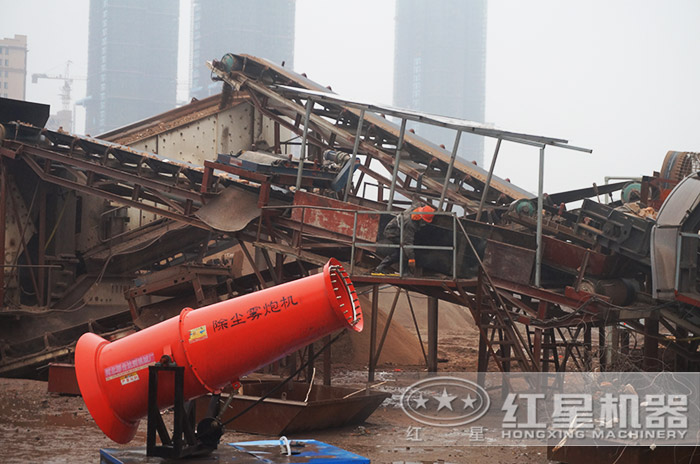 磚渣加工現(xiàn)場配備的除塵霧炮機(jī) 磚渣加工現(xiàn)場配備的除塵霧炮機(jī)