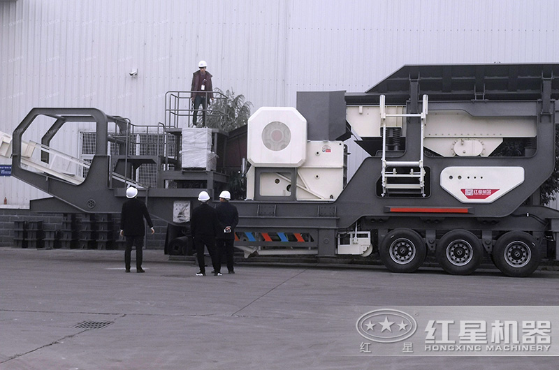 絡繹不絕的客戶到紅星廠區(qū)考察移動鄂破 絡繹不絕的客戶到紅星廠區(qū)考察移動鄂破