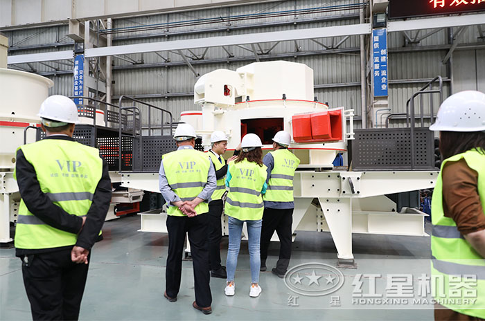 用戶來廠近距離了解打砂機(jī)設(shè)備