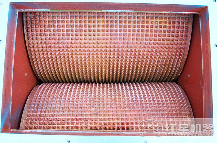 對(duì)輥制砂機(jī)內(nèi)部結(jié)構(gòu)圖 對(duì)輥制砂機(jī)內(nèi)部結(jié)構(gòu)圖